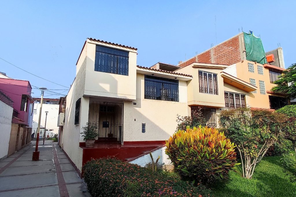 Fachada de la casa en esquina vendida en Los Próceres, Surco