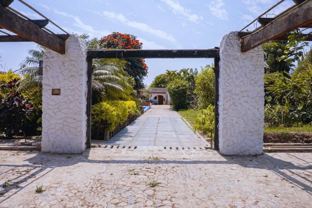 Ingreso con pérgola de la casa vendida en Pachacámac