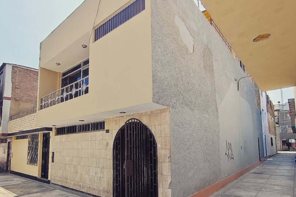 Fachada de la casa vendida en Los Próceres, Surco