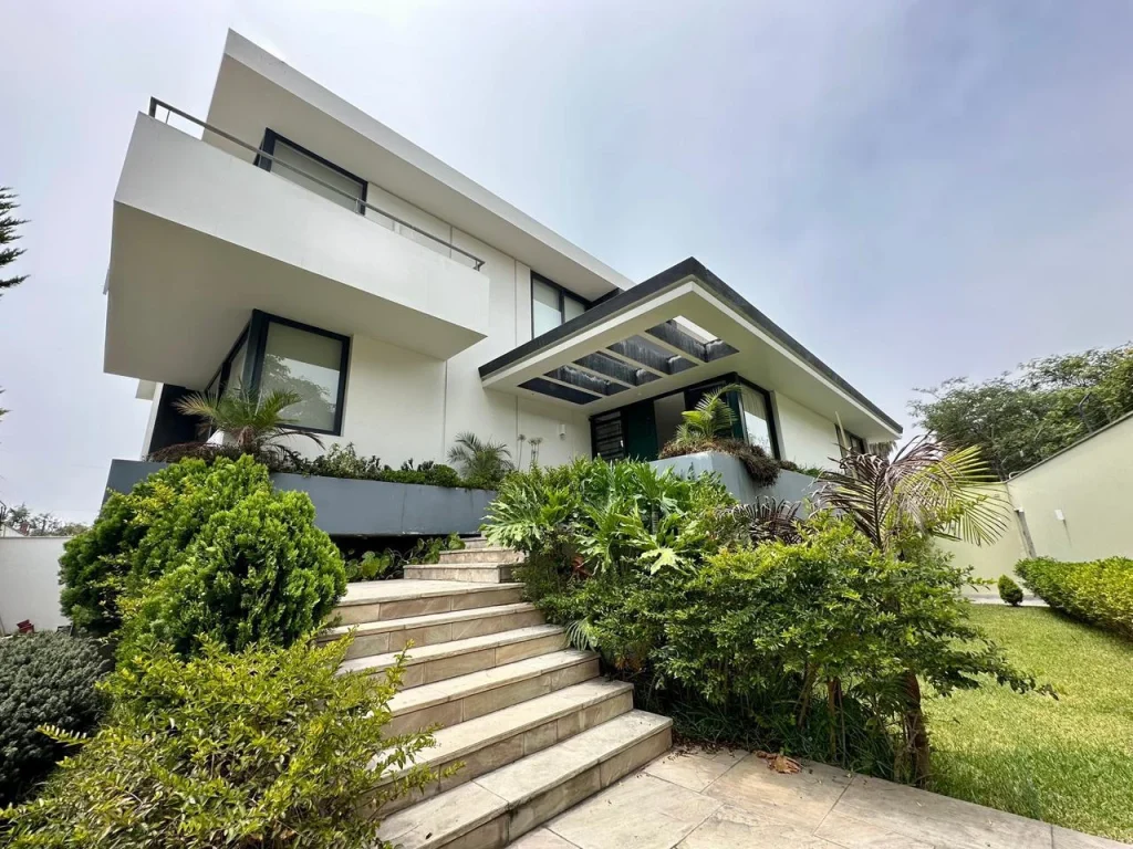 Casa en venta en San Isidro: fachada de arquitectura contemporánea