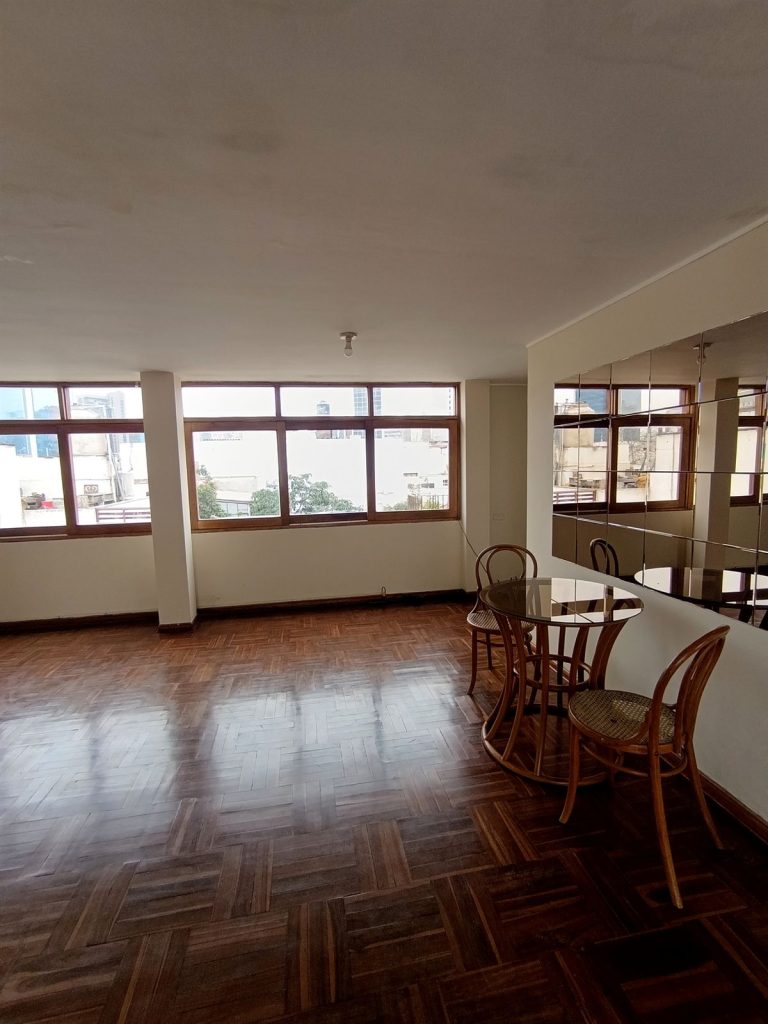 Sala-comedor con ventanales, departamento en alquiler en San Isidro