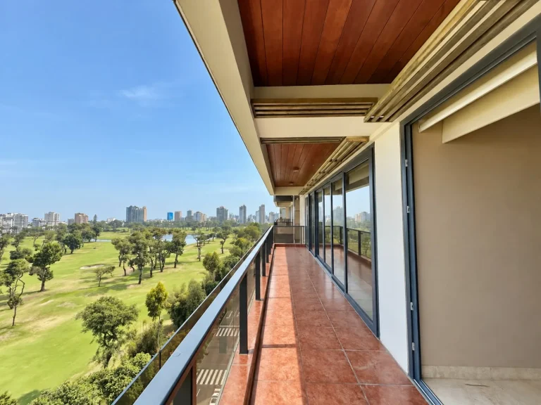Terraza del departamento con vista al campo de golf
