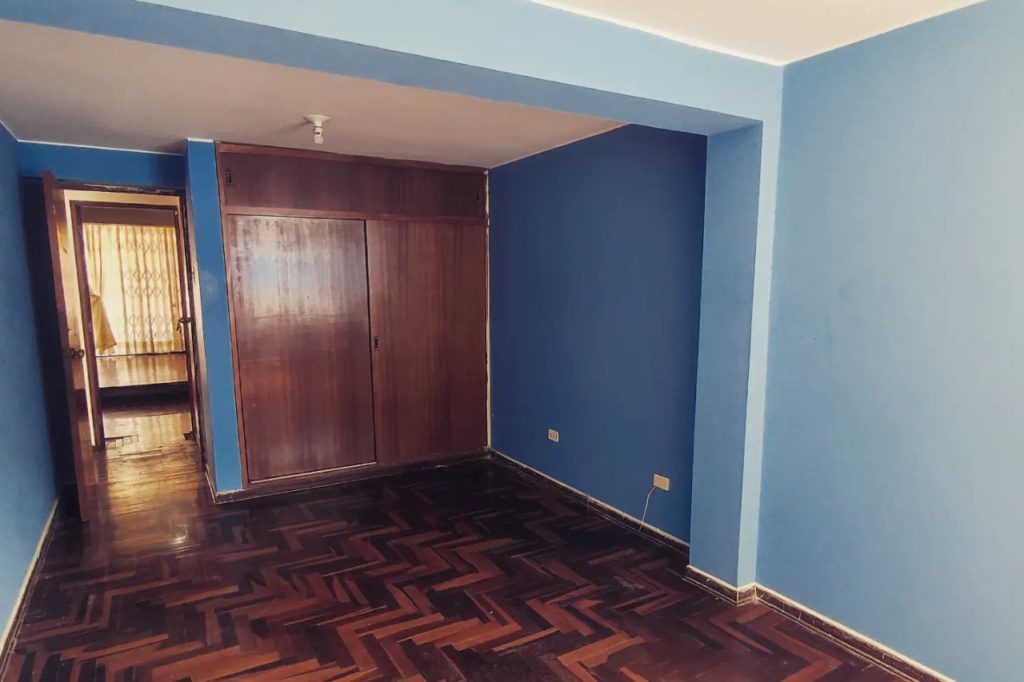Dormitorio con clóset de la casa vendida en Surco