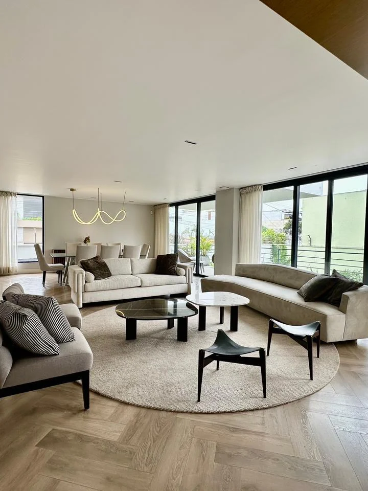 Sala principal con ventanales y piso de madera