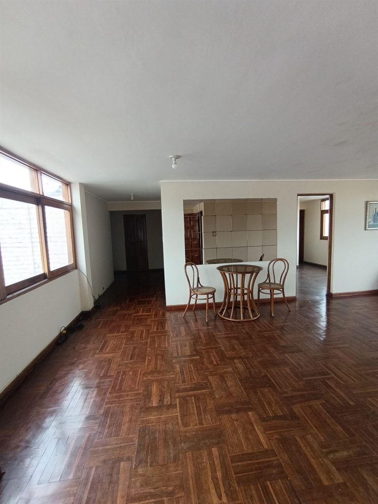 Sala-comedor amplia con piso de parquet