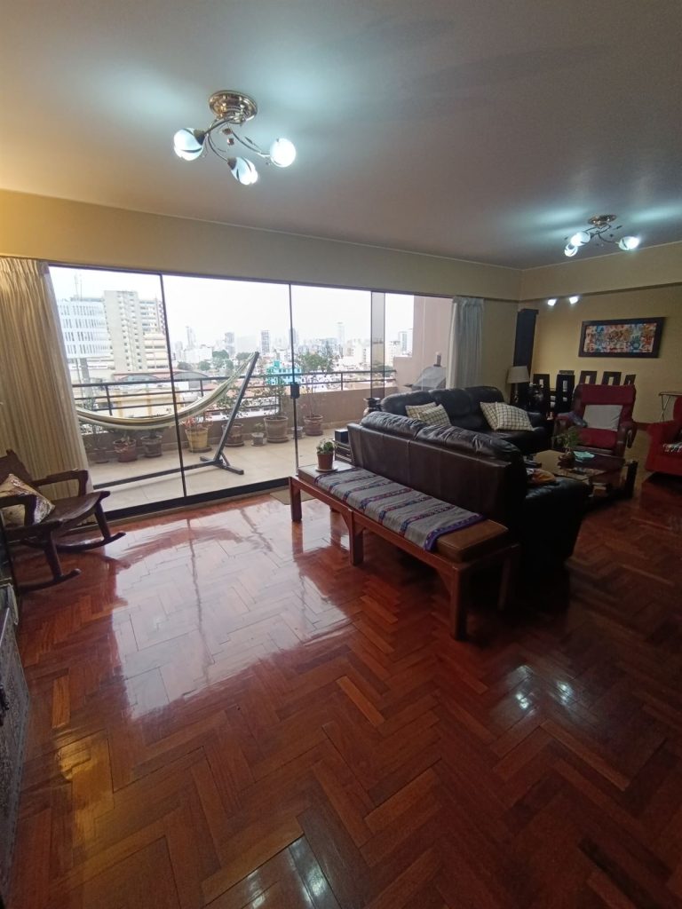Sala con ventanal y salida a la terraza