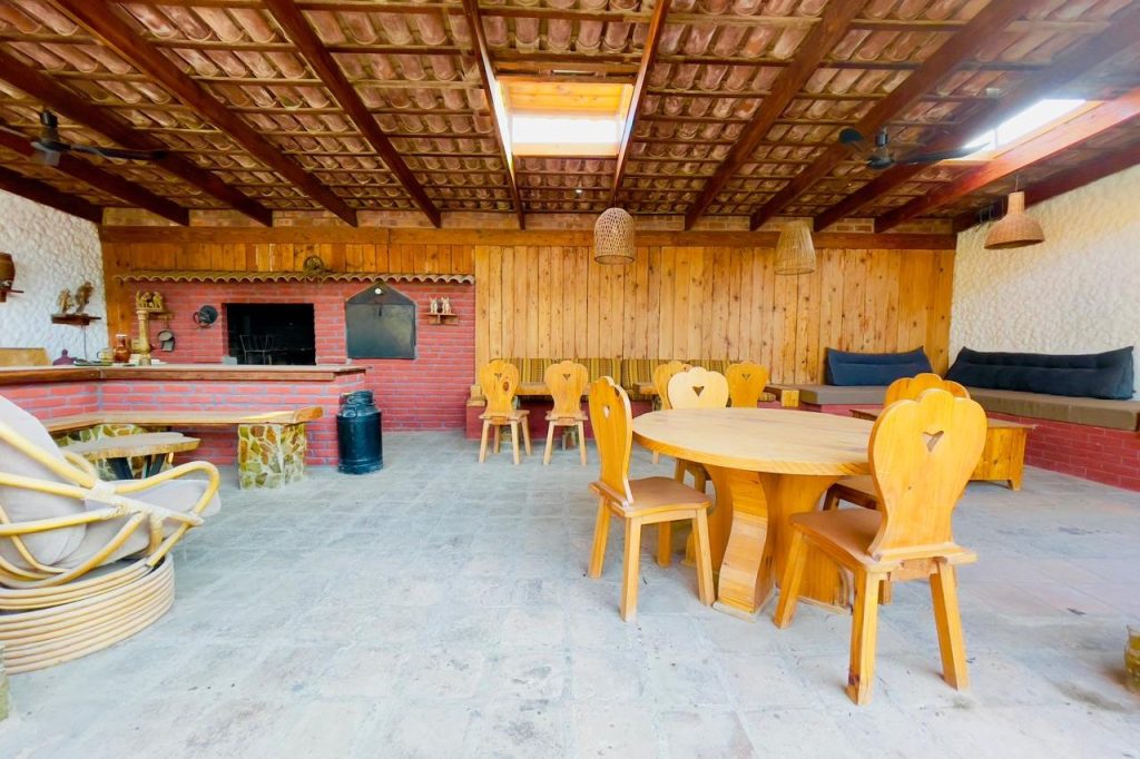 Terraza techada con parrilla de la casa vendida en Pachacámac