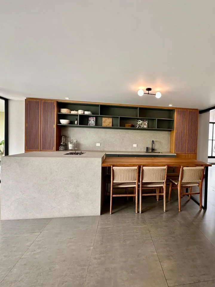 Cocina con isla y barra de madera