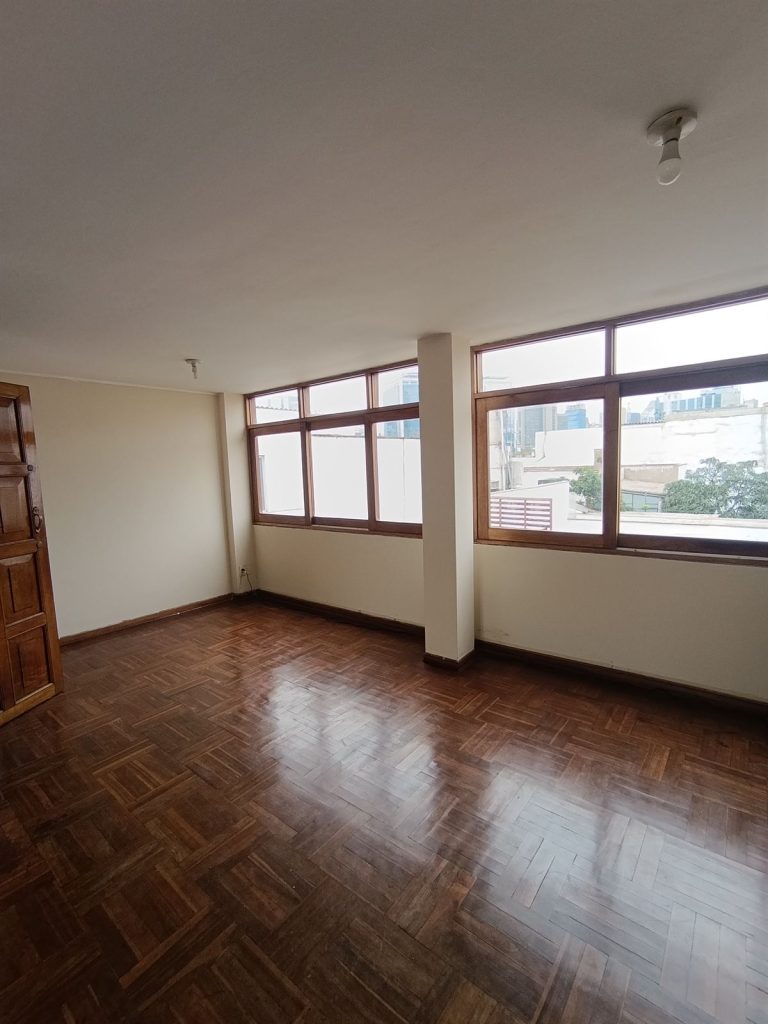 Sala con ventanales y vista a la calle