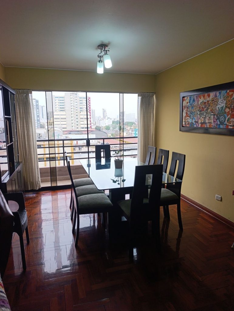 Comedor con vista a la ciudad