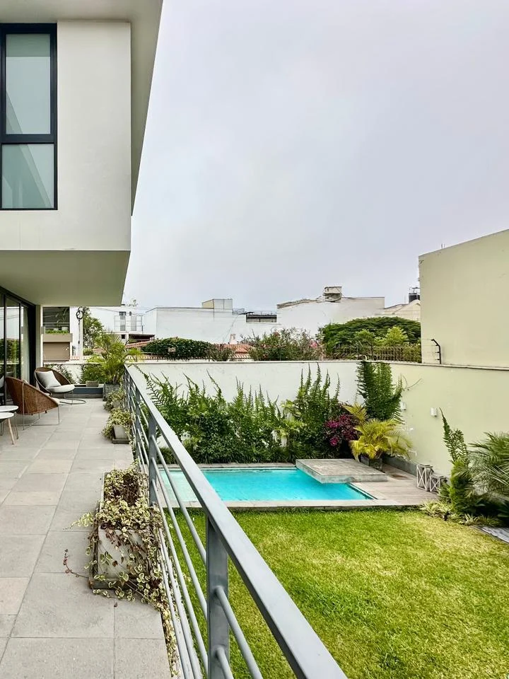 Terraza con vista al jardín y la piscina