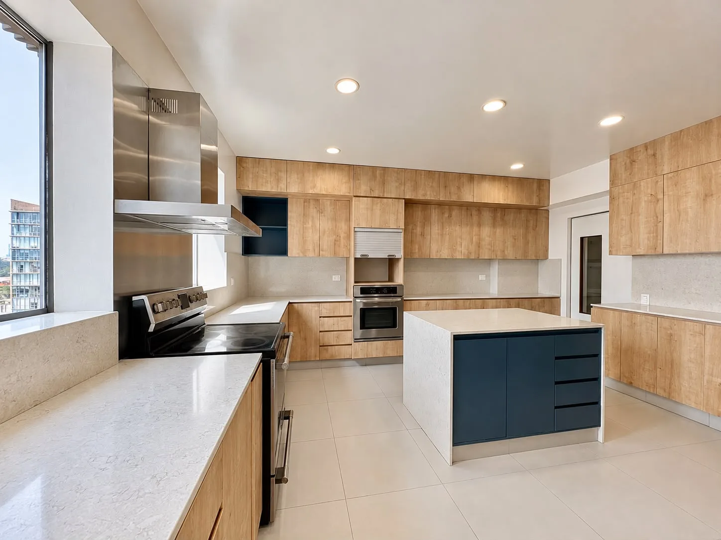 Cocina remodelada con isla central y muebles de madera