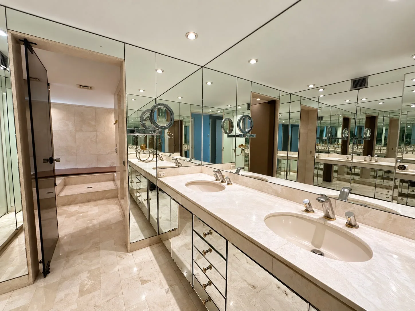 Baño con tocador doble, espejos y ducha amplia