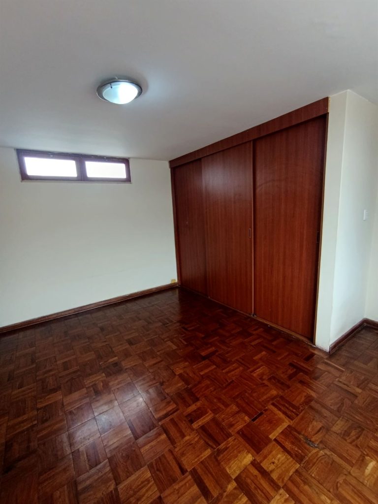 Dormitorio con clóset