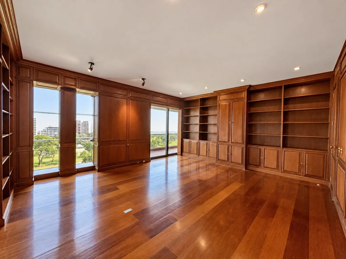 Escritorio con paneles y libreros de madera, con vista al verde