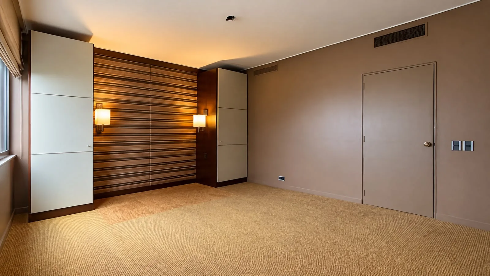 Dormitorio con alfombra, closets laterales y panel de madera
