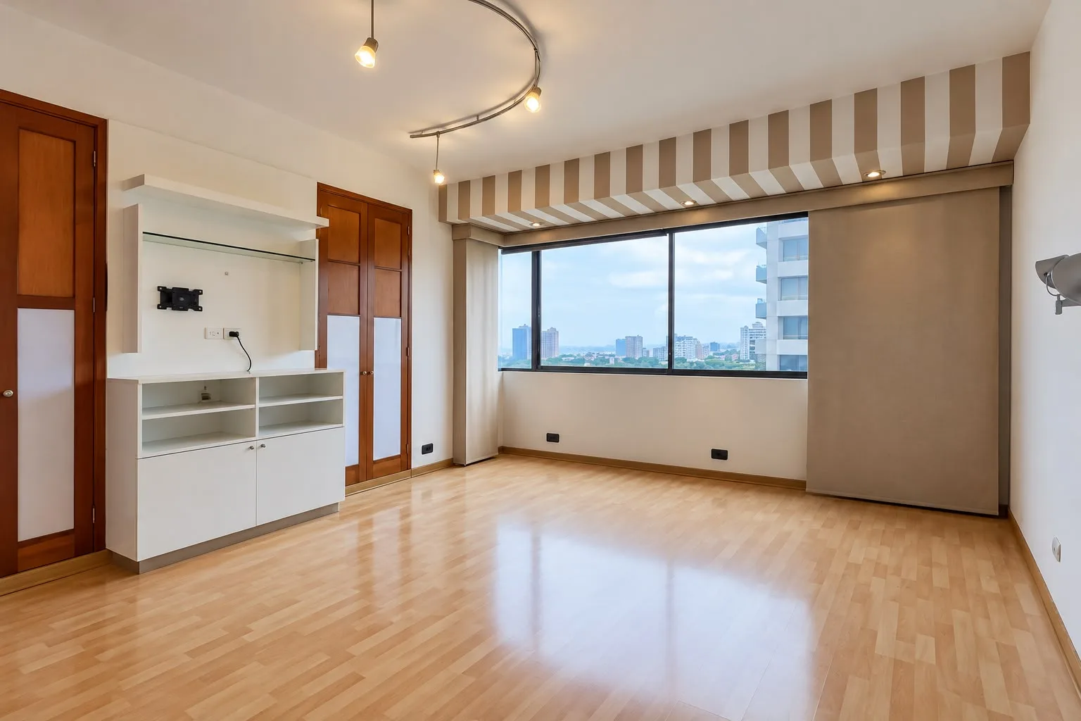 Dormitorio con ventana, repisas y closets de madera
