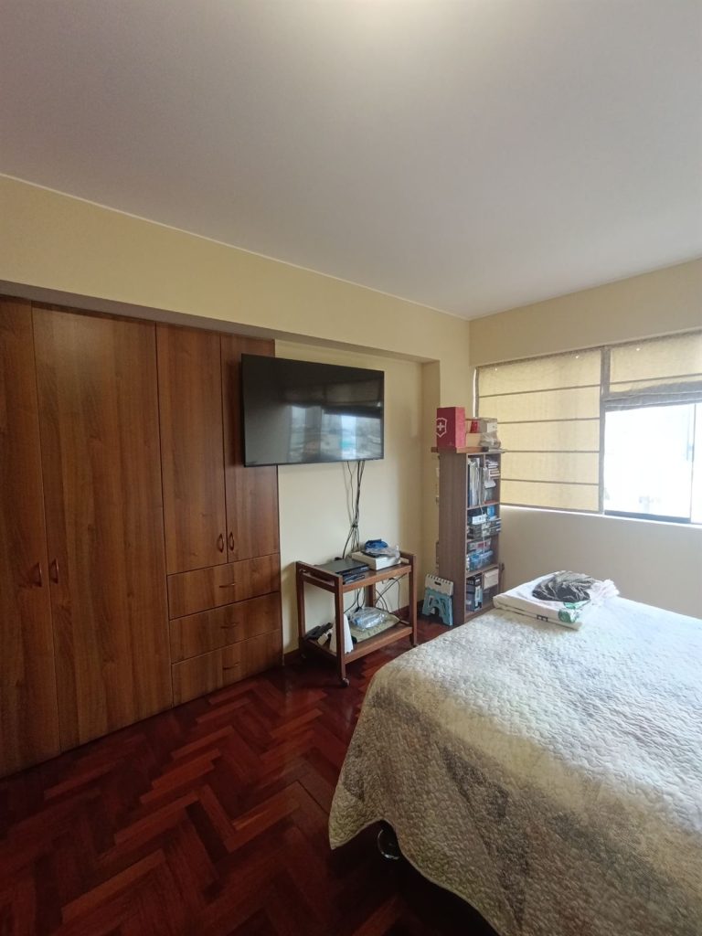 Dormitorio principal con clóset de madera