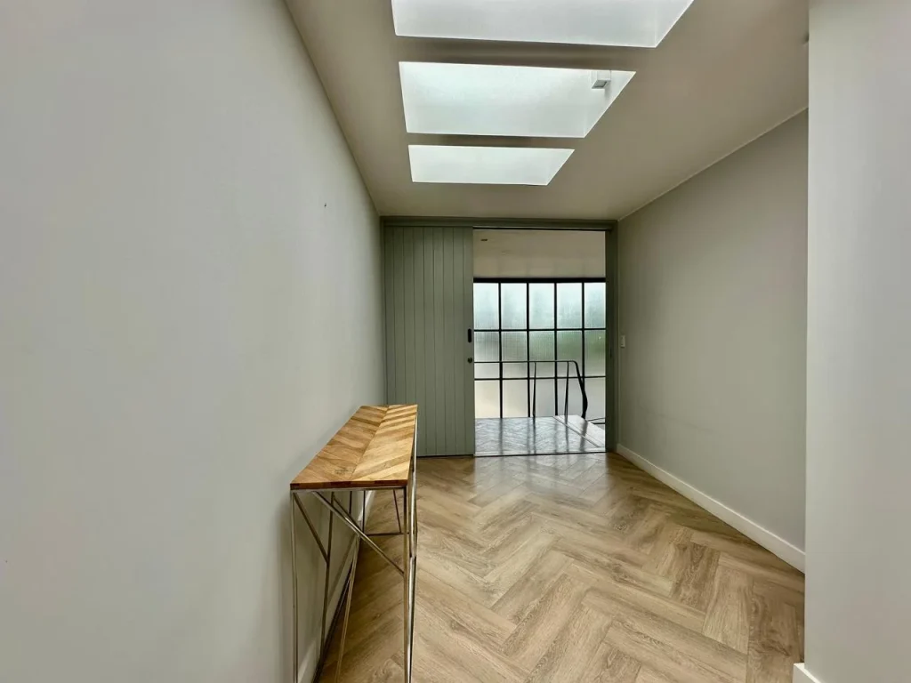 Hall con teatinas y piso de madera