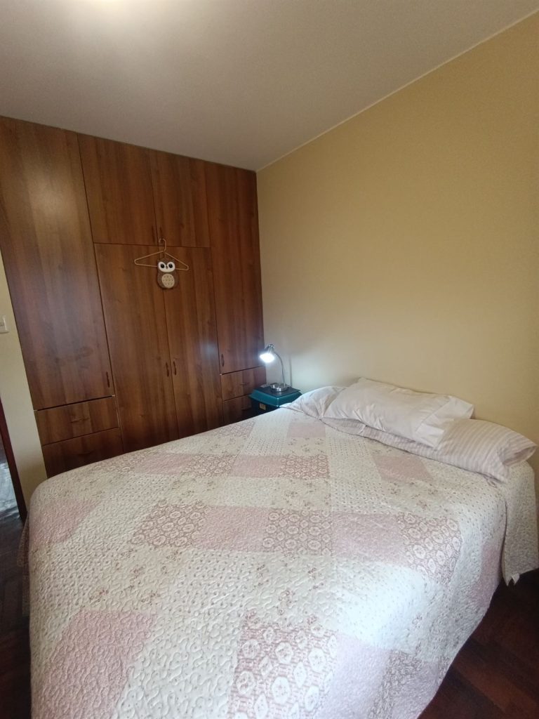 Segundo dormitorio con clóset de madera