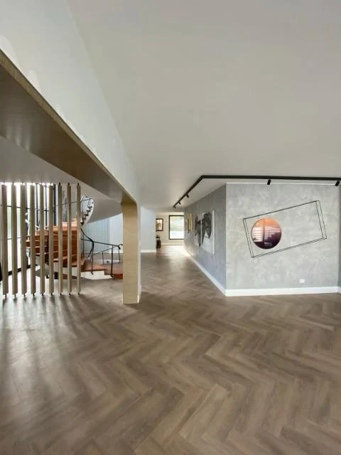 Hall con piso de madera y escalera