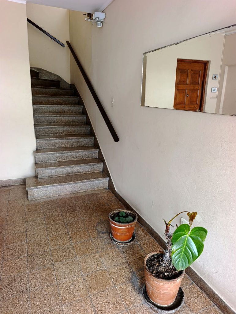 Hall y escalera del edificio