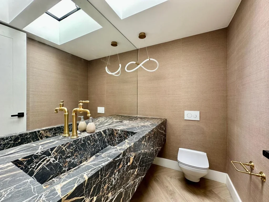 Baño con mármol y teatina