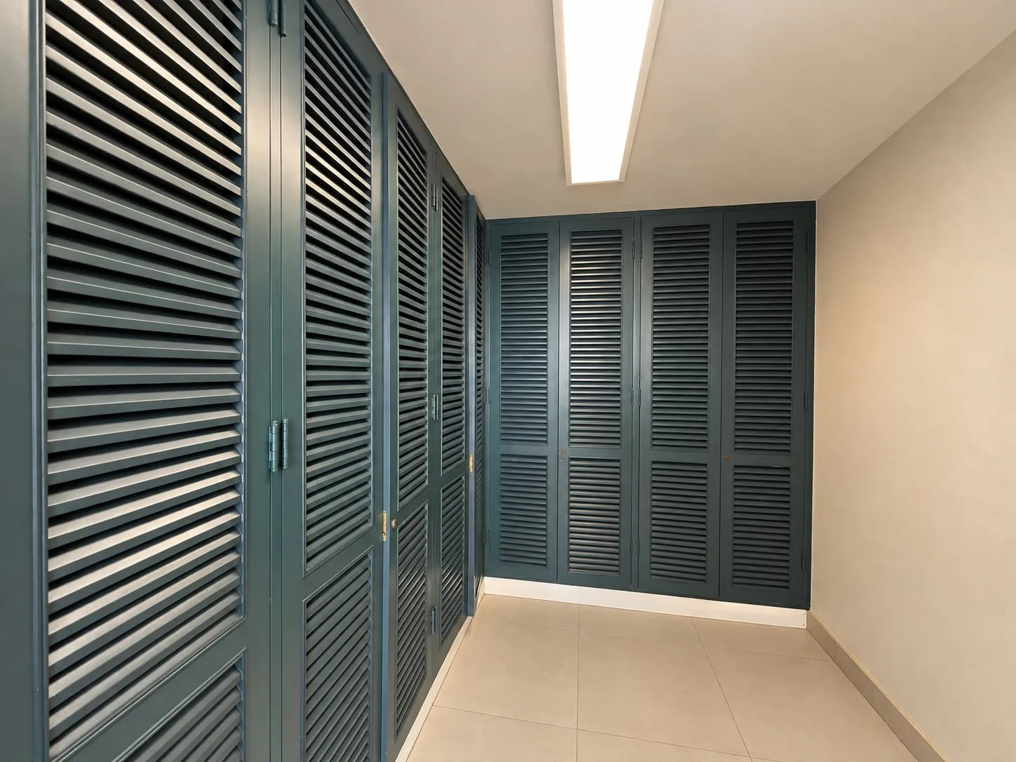 Área con closets empotrados de persianas