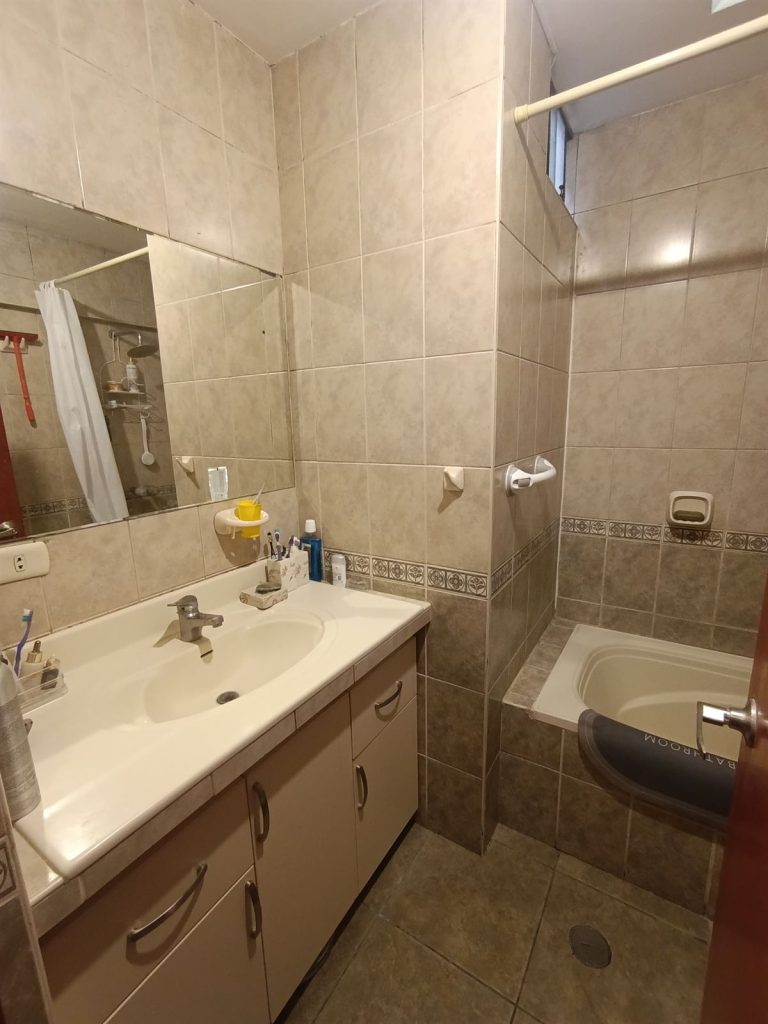 Baño principal con tina y doble lavatorio