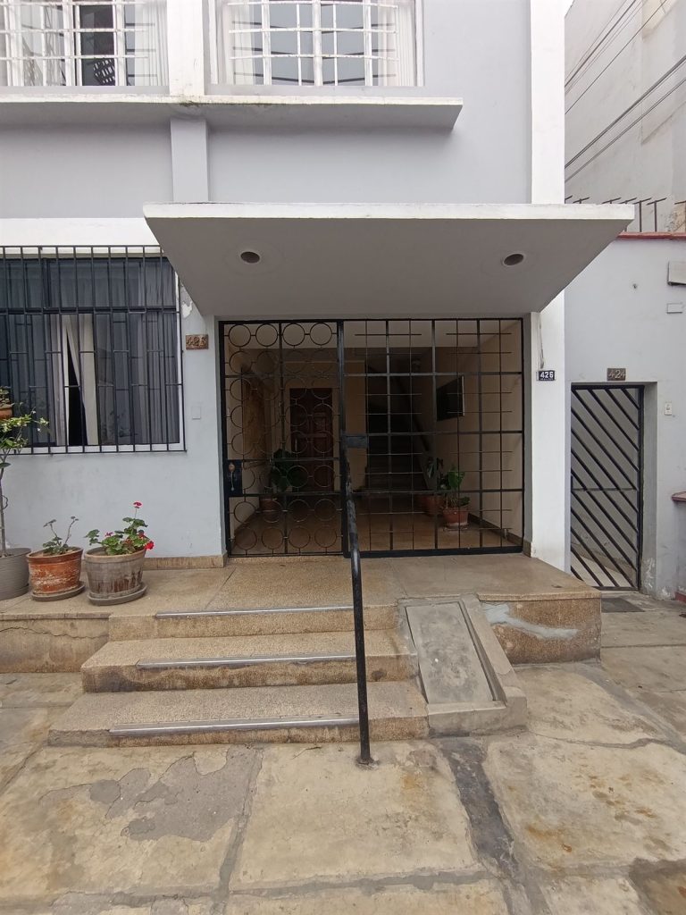 Fachada del edificio en Jr. Río de la Plata, San Isidro