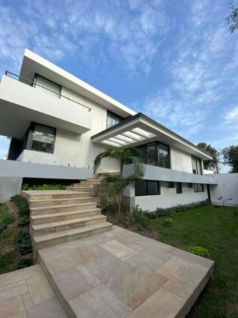 Ingreso a la casa con escalinata y jardín