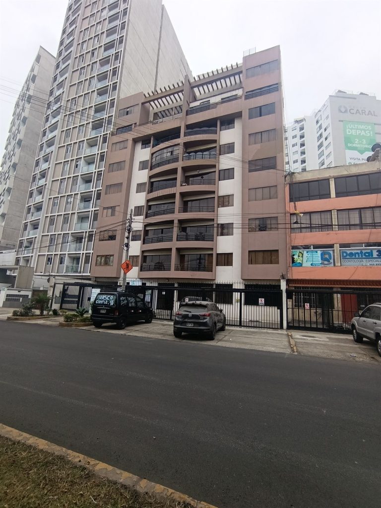 Edificio en Av. Sucre 120, Pueblo Libre