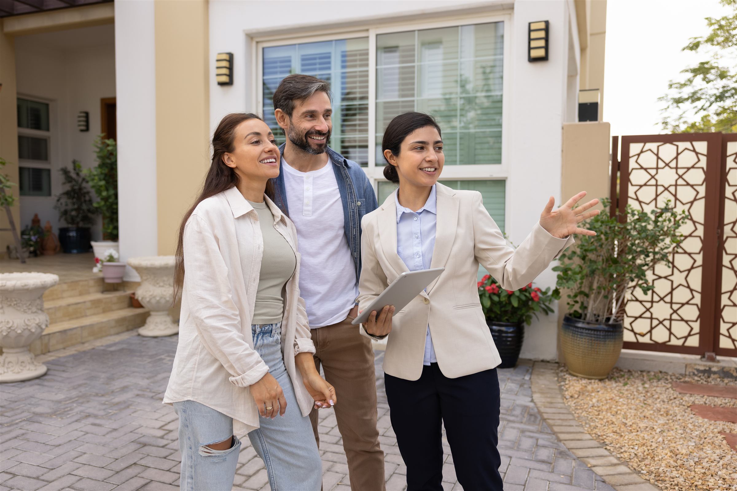 Agente inmobiliaria mostrando una casa a clientes