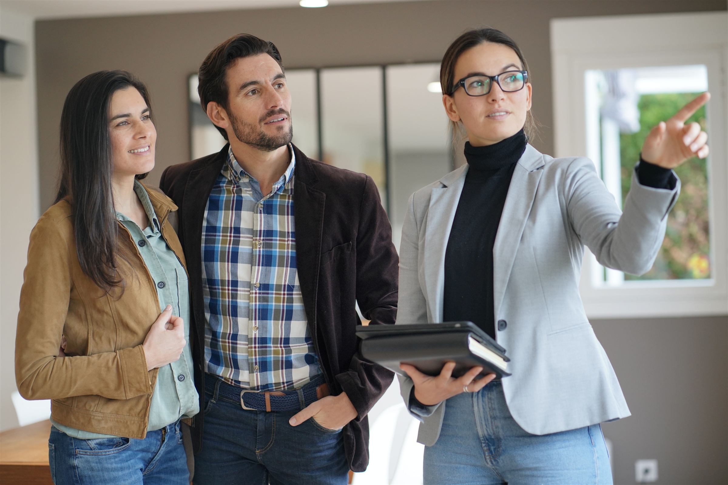 Agentes inmobiliarios mostrando un departamento