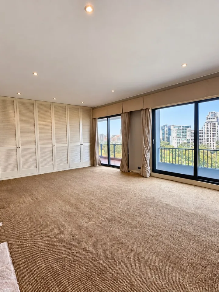 Dormitorio con ventanales hacia el campo de golf y closets empotrados