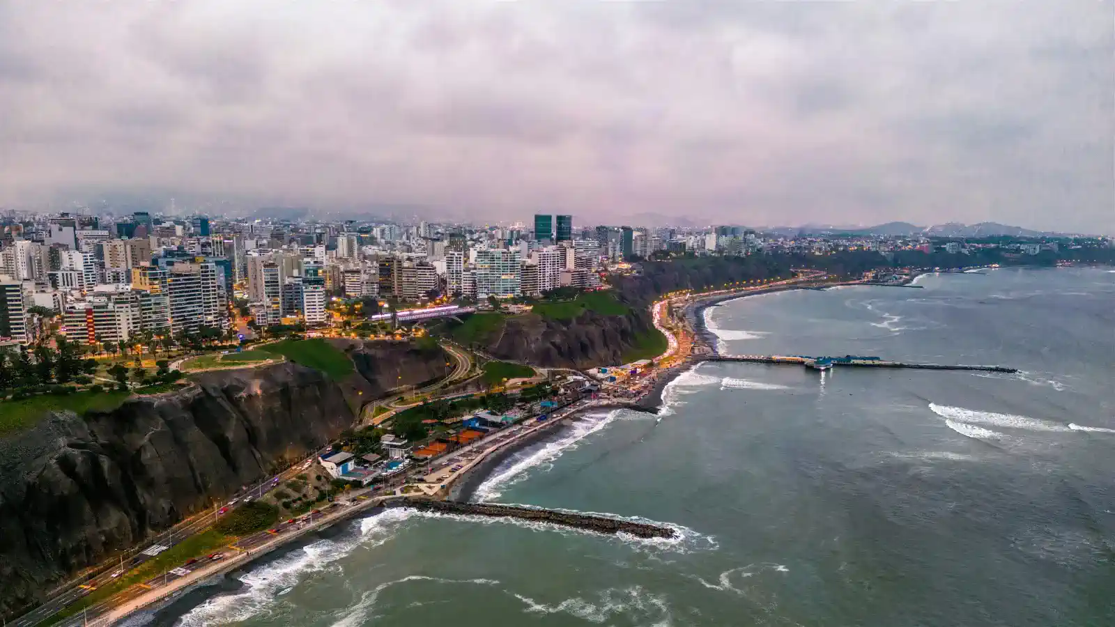 Vista de Miraflores y la Costa Verde al atardecer, Lima
